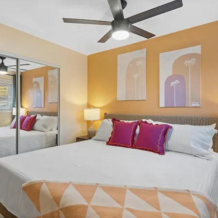 The Shark Tank Cocoa Beach - Retro Florida, Downtown, 5-Min Walk To Beach, Shops & Bars